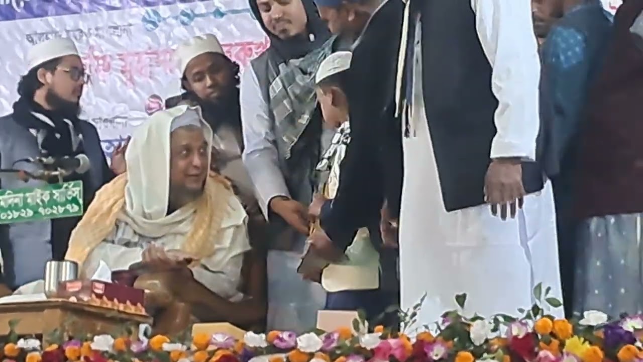 মুরশিদ কিবলা হুজুর ( জয়কামতা বরুরা কুমিল্লা মহফিল)  হাফেজদের পাগড়ি পরিধান 