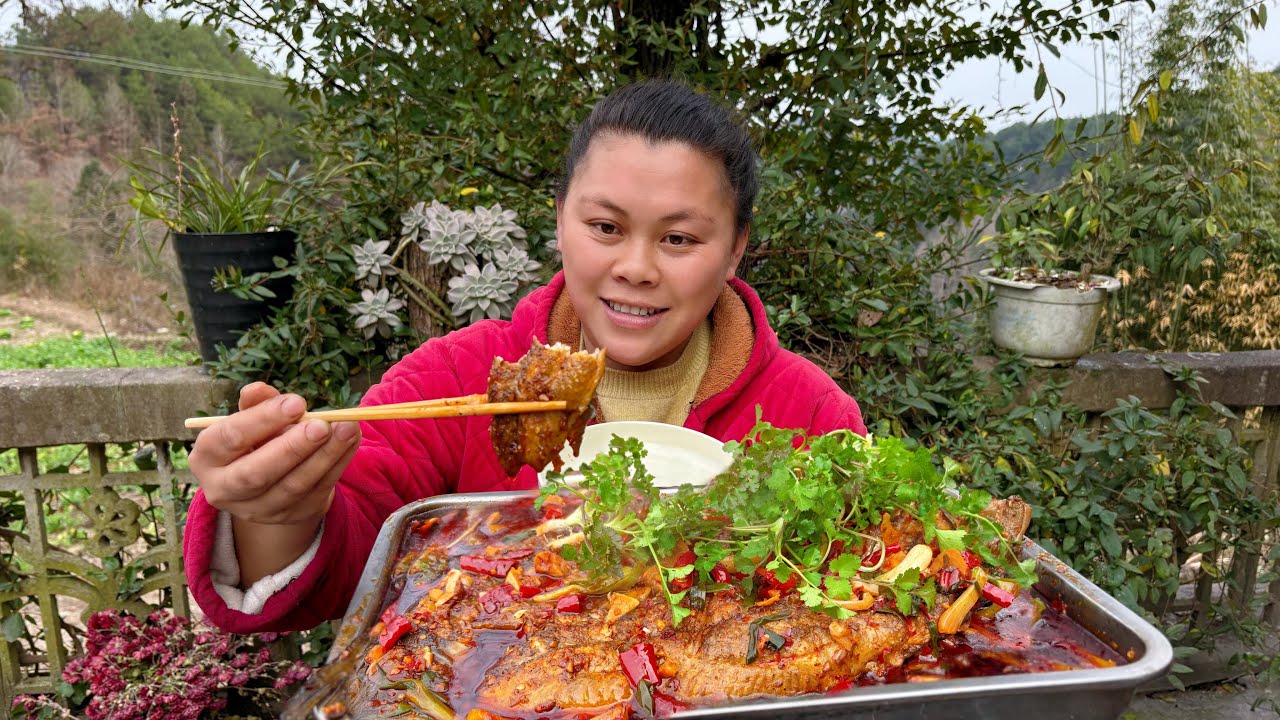 今天欧妹做个香辣美味的烤鱼吃过瘾 Today making a spicy and delicious grilled fish