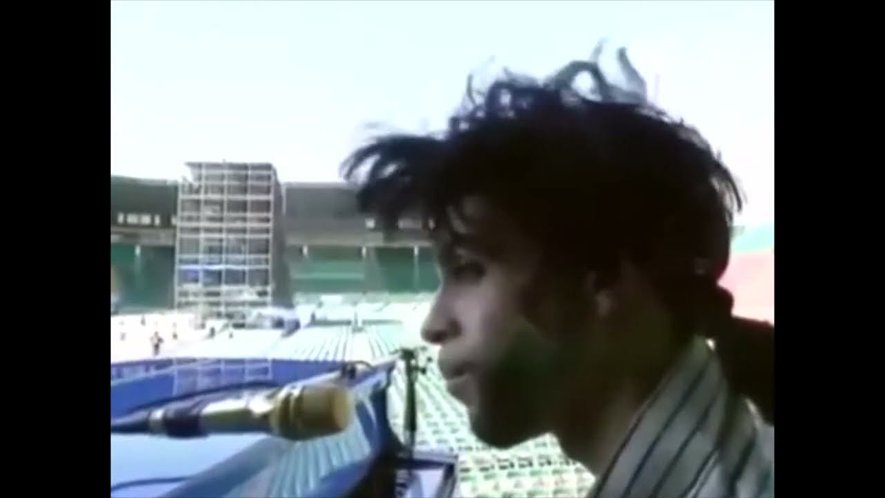Prince on the piano in soundcheck