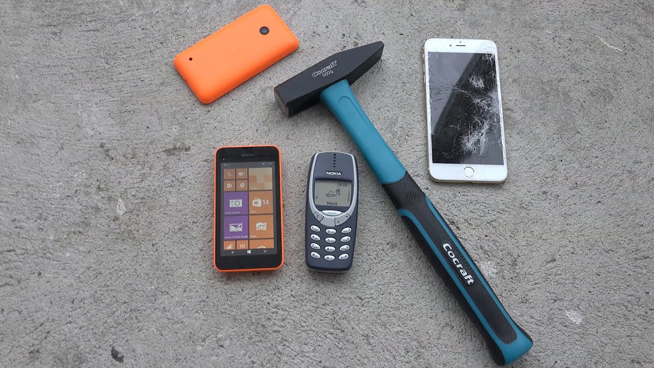 Сравнение Nokia 3310 и Nokia Lumia 530: удар молотком по корпусу