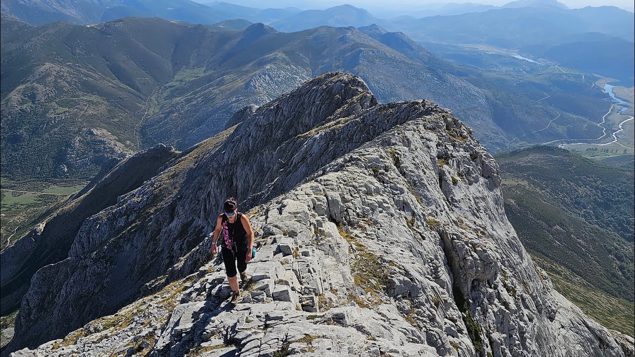 Pico Espigüete 2.451 m. Montaña Palentina. Arista Este,   canal cara Norte y cascada de Mazobre