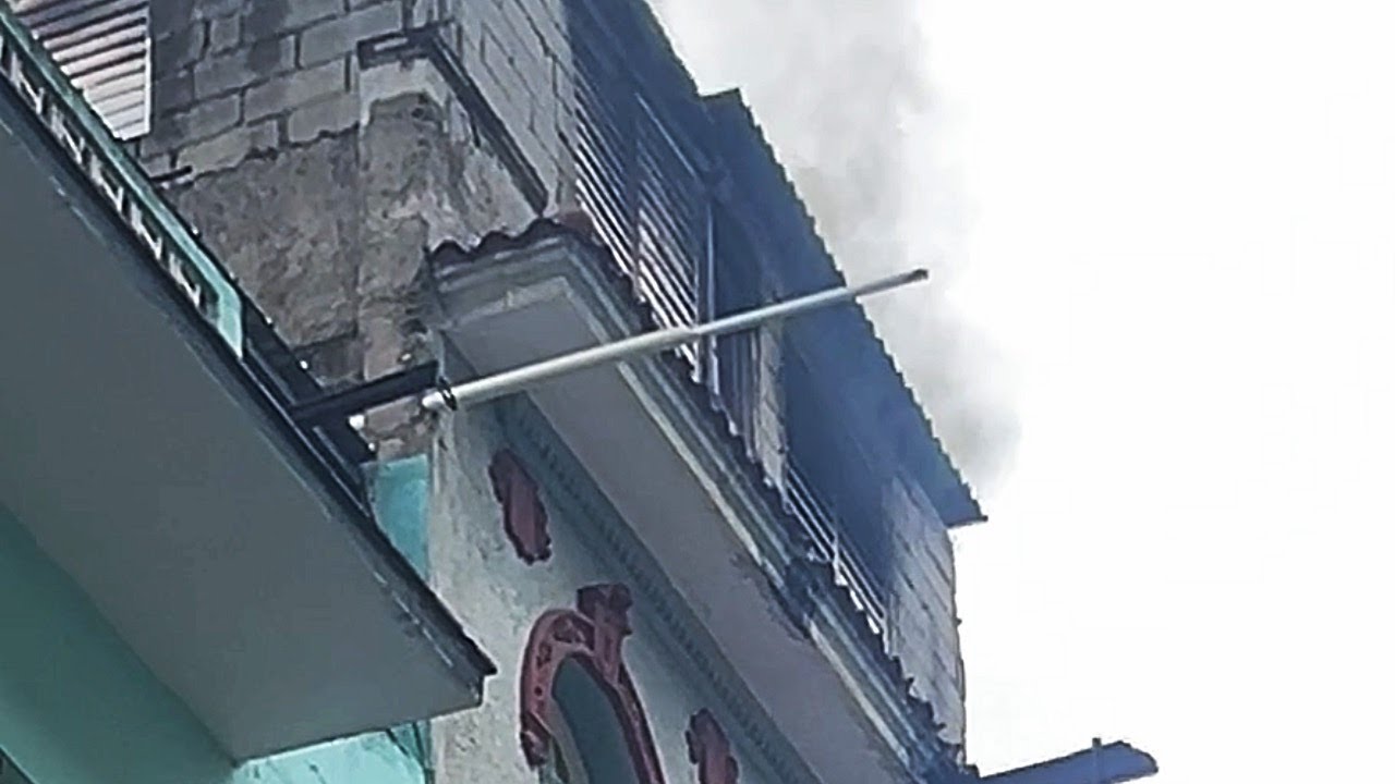 INCENDIO en un edificio de Centro Habana MOVILIZA a los BOMBEROS de la capital