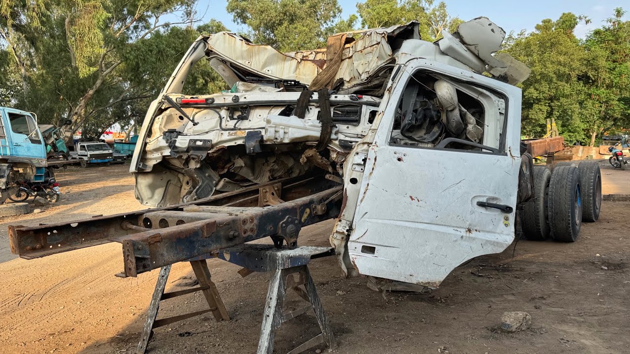 Dongfeng Truck Dangerous Accident Due to Over Speed // Chassis Restoration Complete Video