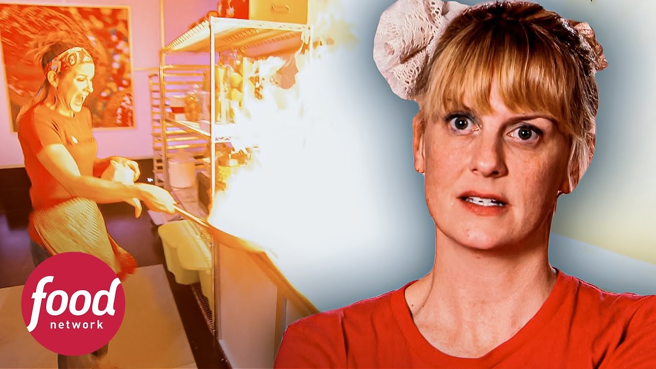 Gran explosión en la cocina casi termina en catástrofe | Cupcake Wars | Food Network Latinoamérica