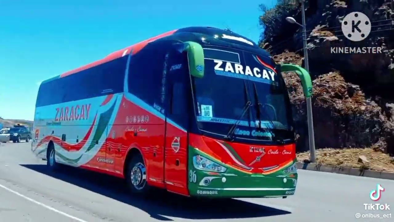 Por las vías del Ecuador varios buses en sus diferentes rutas