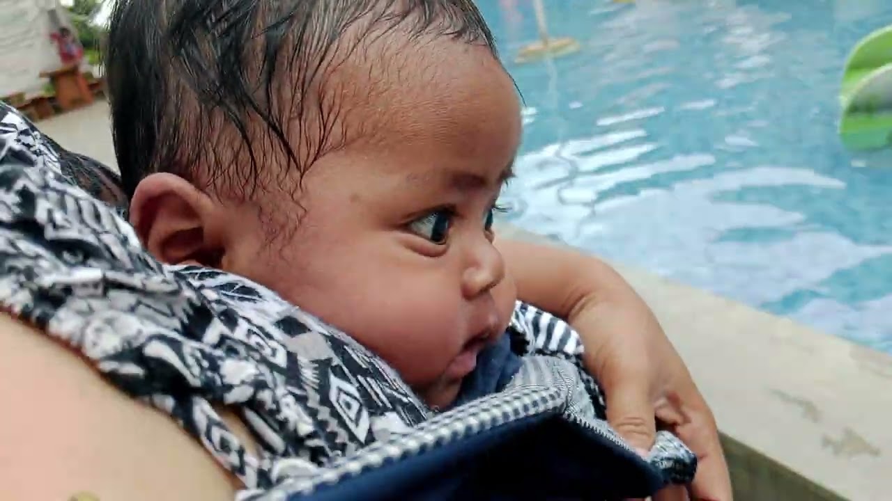 Kakak zia dan kakak zio berenang di kolam renang omah deso wagir malang