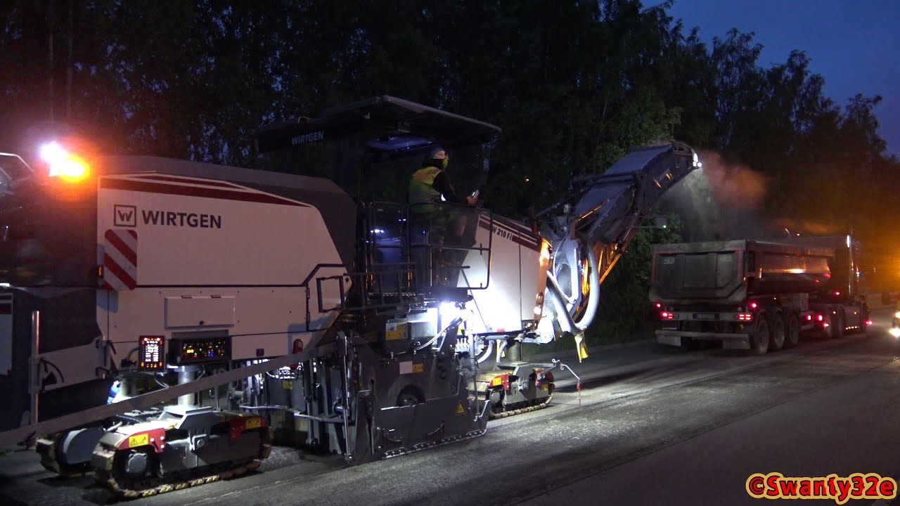 4K| Asphalt Milling Operation At Night With Wirtgen W 210 Fi And Dump Trucks