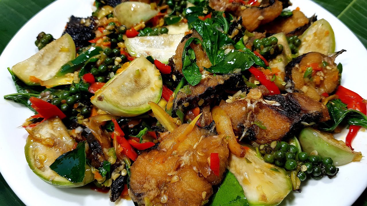 1047 ผัดฉ่าปลาดุกกรอบ เผ็ดร้อน หอมเครื่องสมุนไพร Stir Fried Catfish Spicy.
