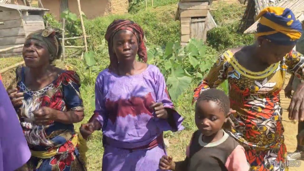 Les mamans du village de KIBUWA dansent la chanson KIBOBO de Josué kisimira
