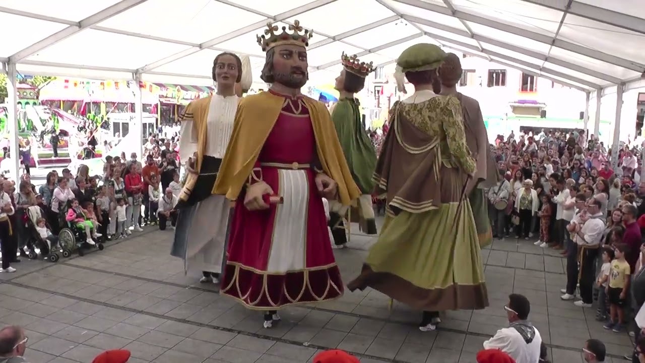 Baile de despedida por los Gigantes de la Comparsa del Villava