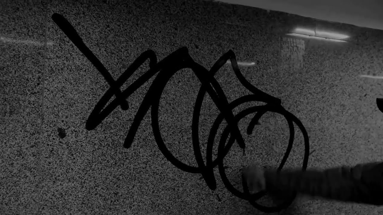 Bombing With Wozer ft. Kase in Moscow Russia (Graffiti documentary).