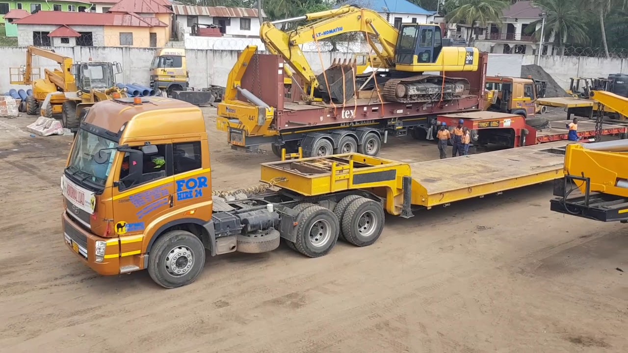Boxloder offloading low bed carried  flatrack excavator