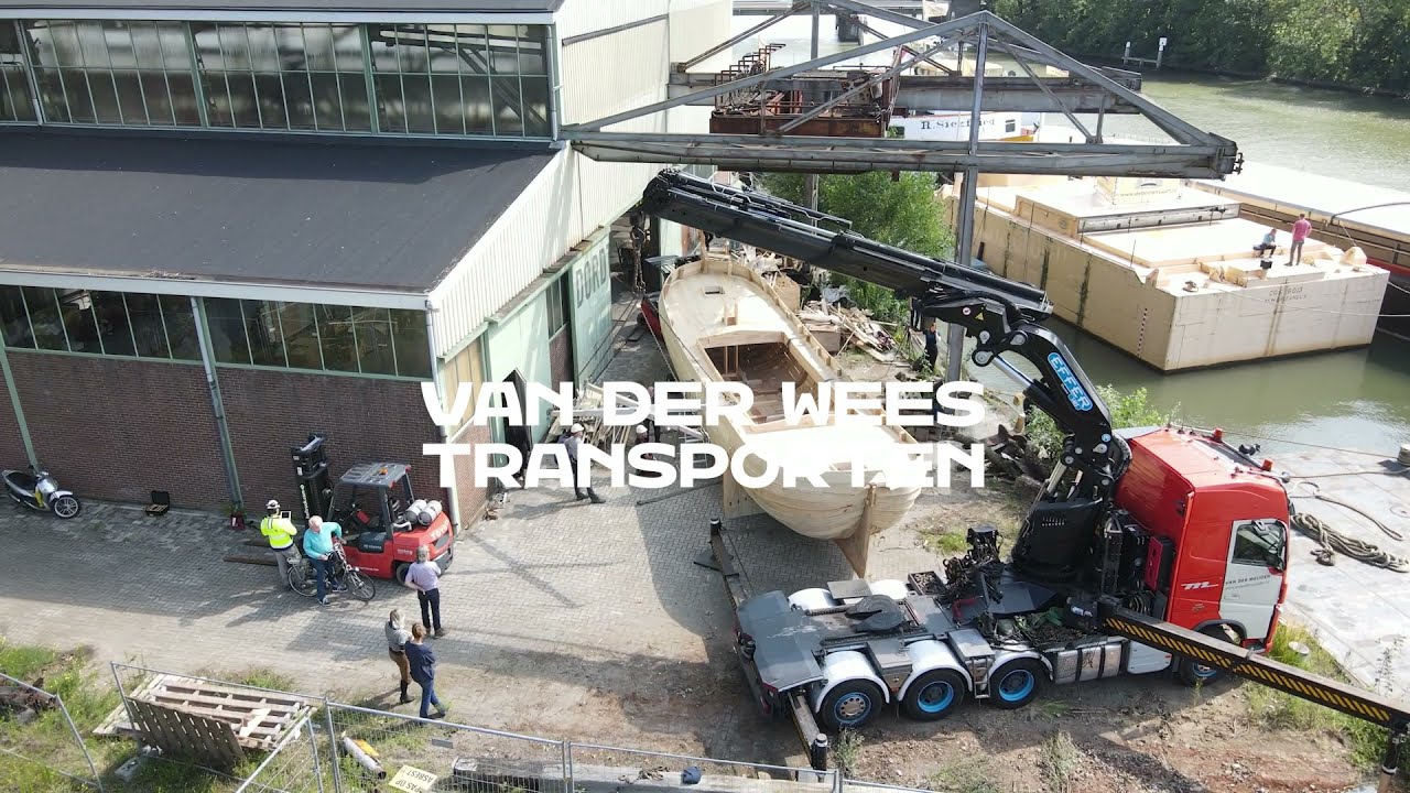 Het schip wordt op het ponton gezet door Van Der Wees Transporten