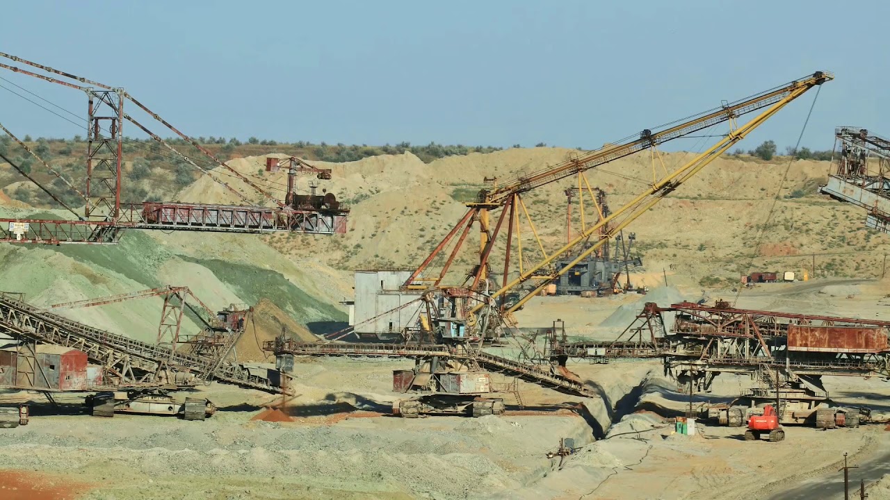 Crazy work - Quarry Timelapse. Giant machines.