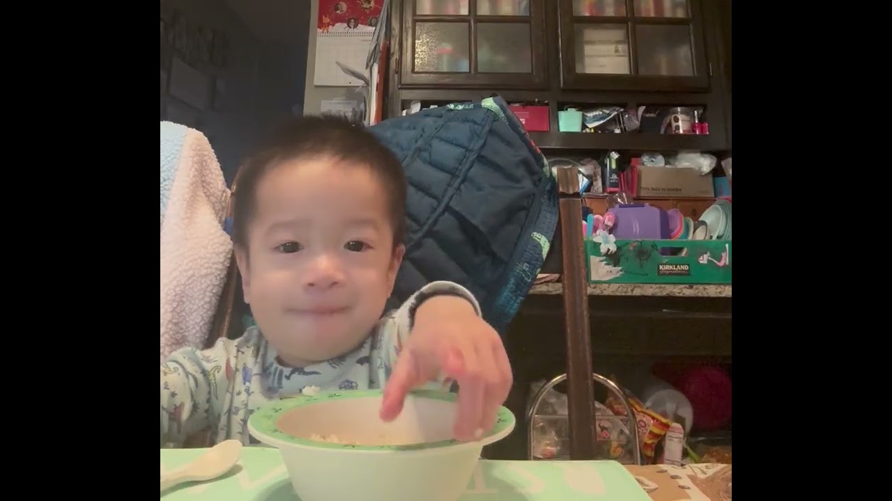Mason 18 month old 👨‍🦱tự ăn cơm một mình hihihi 