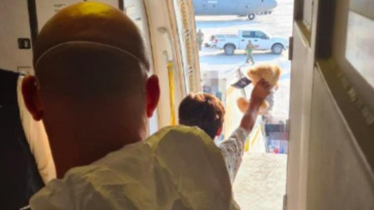 Bimbi salvati dall'inferno di Kabul: la gioia in un orsacchiotto regalato dagli italiani