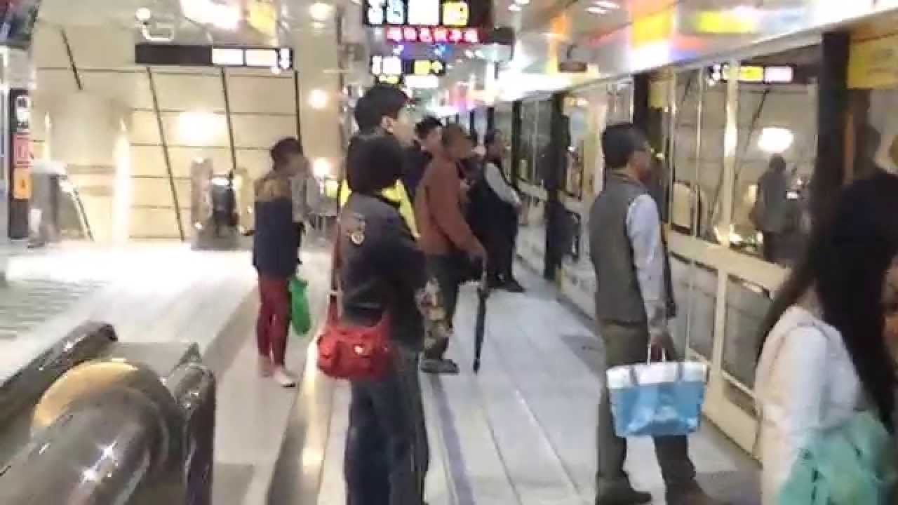 台北捷運東門站  2號線(淡水信義線、紅線)與4號線(中和新蘆線、橘線)平行轉乘