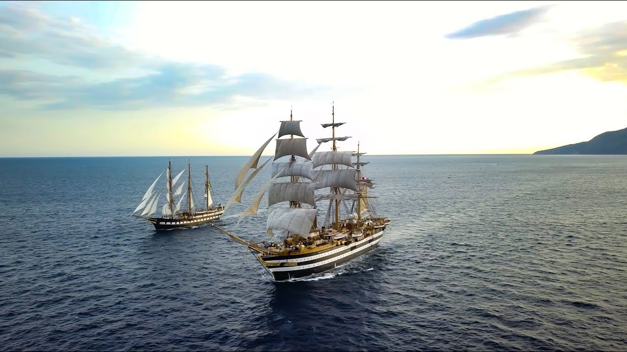 Navi Amerigo Vespucci e Palinuro incredibilmente insieme nelle acque tra Monte di Procida e Procida
