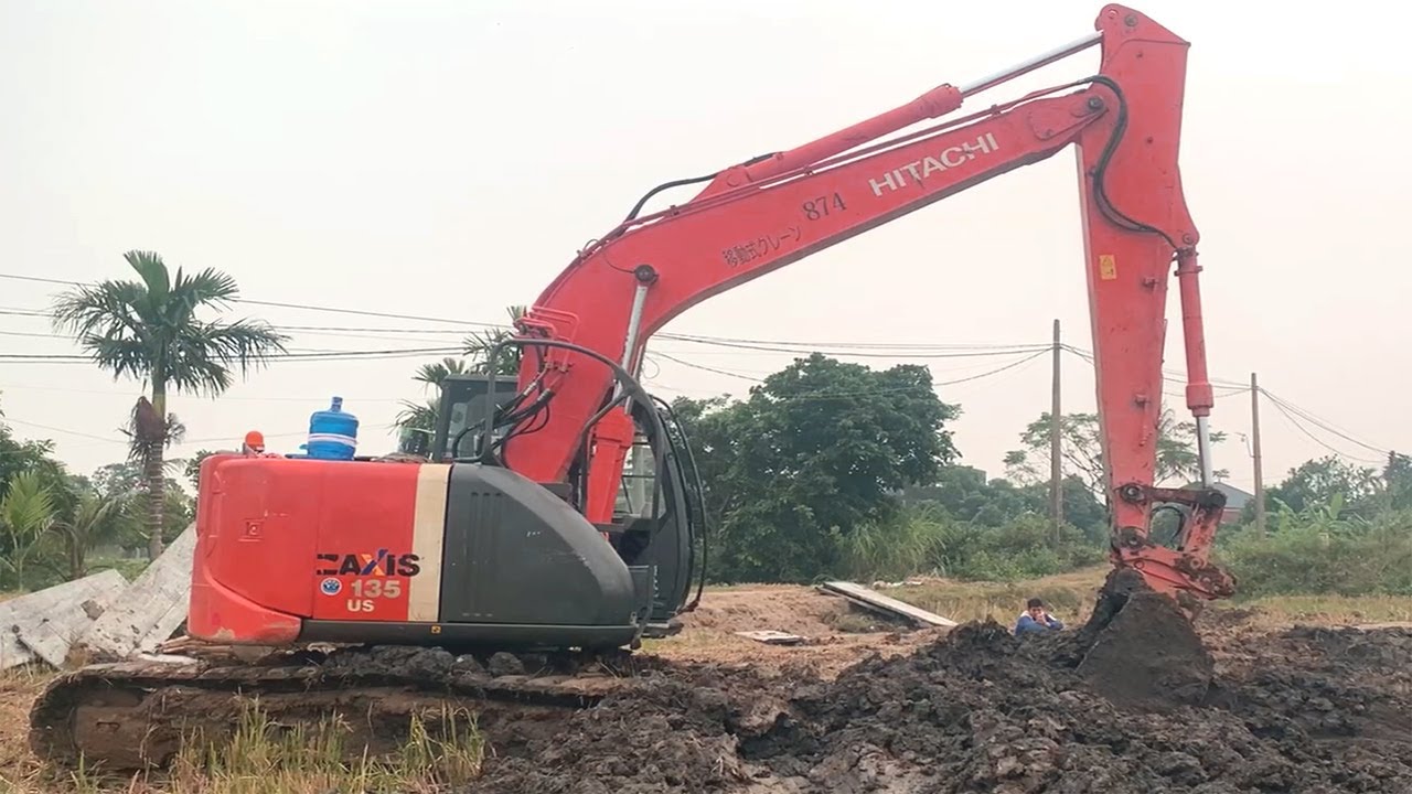 Máy xúc bánh xích múc đất, san đất/Máy xúc làm việc
