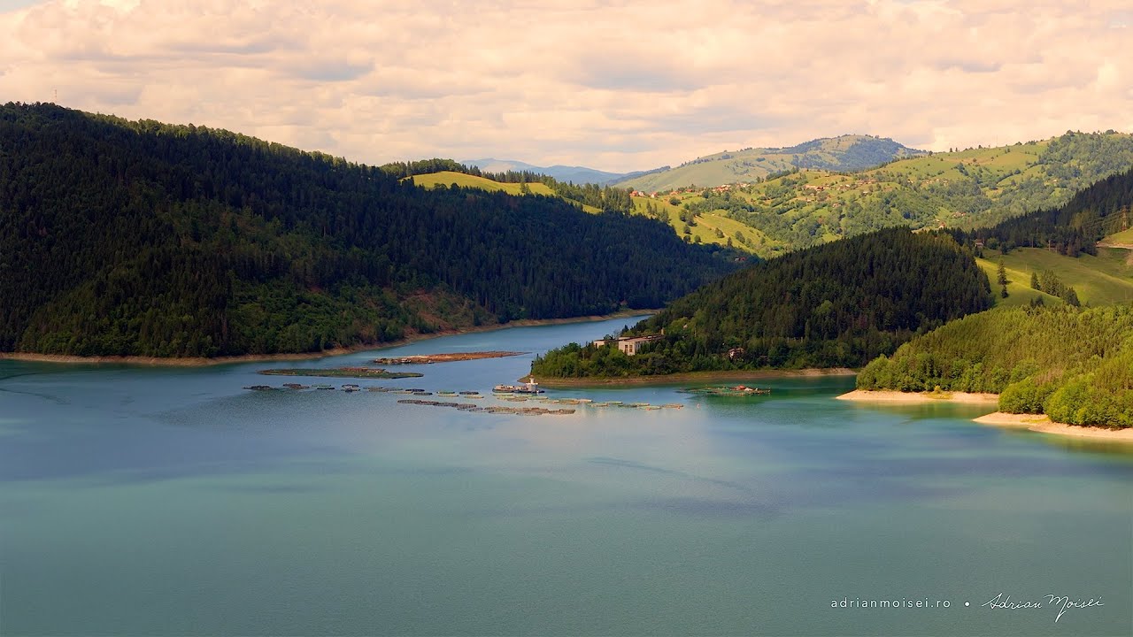 Umbre de nori – lacul Bicaz – „Izvorul Muntelui” – filmare din drona Romania