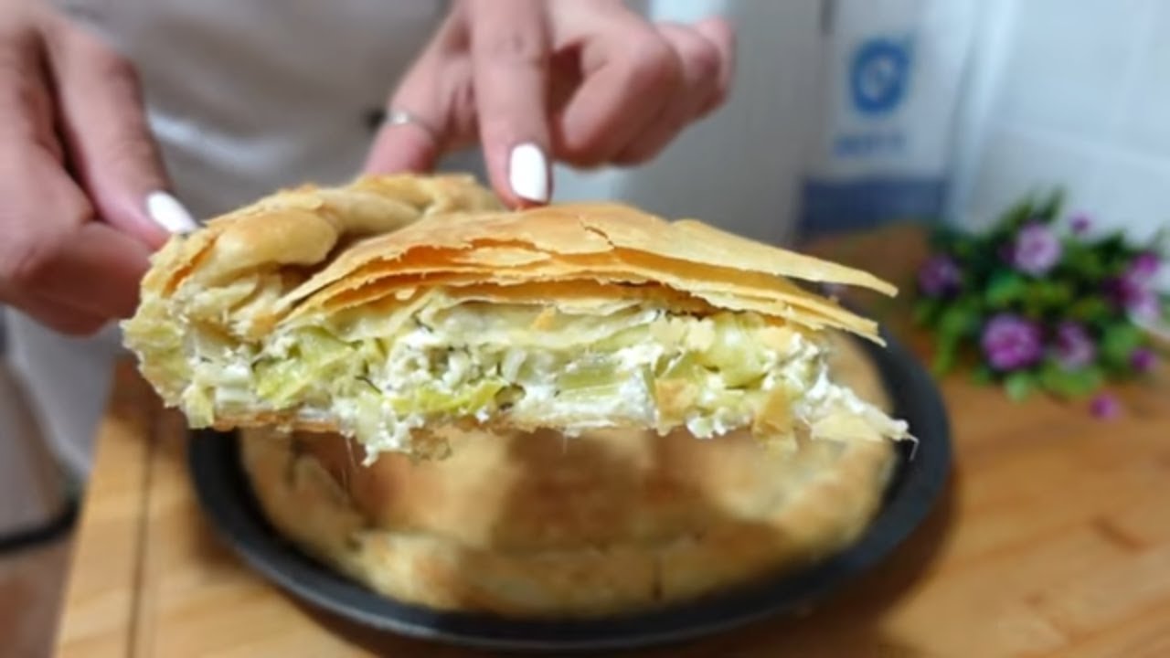 Легкий греческий пирог из лука-порея с сыром фета и домашним тестом фило