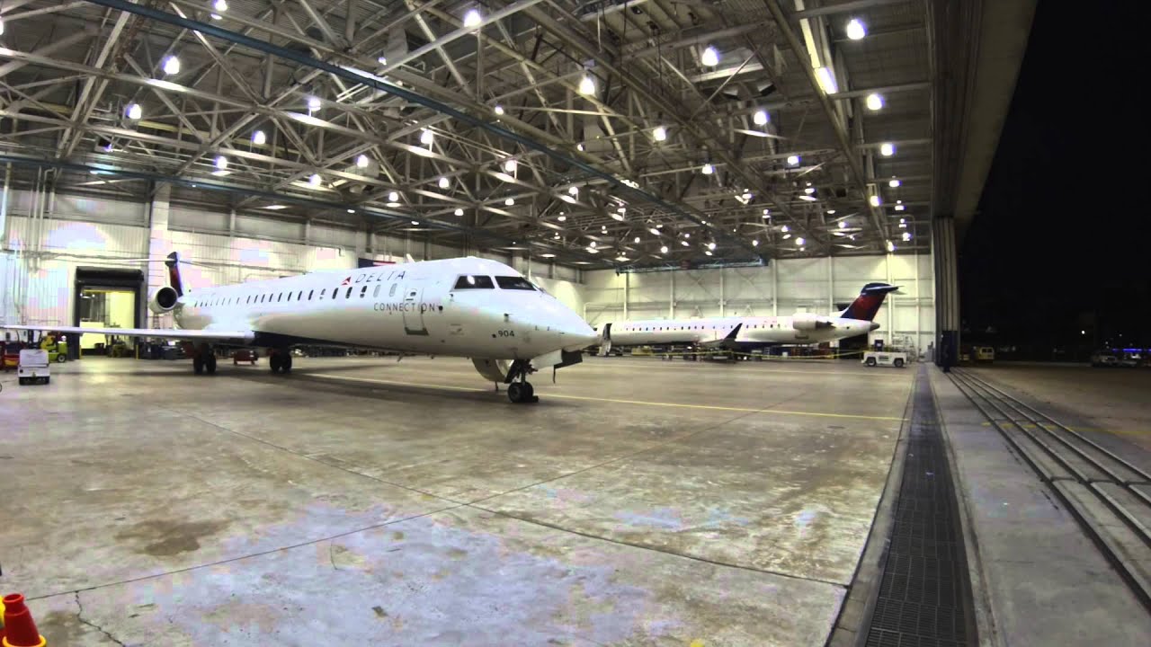 Endeavor Air CRJ-900's in MSP Hangar Time Lapse