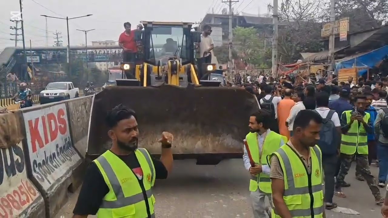 ঈদযাত্রায় মহাসড়কের যান চলাচল স্বাভাবিক রাখতে সাভারে উচ্ছেদ অভিযান পরিচালনা করেছে উপজে লা প্রশাসন 