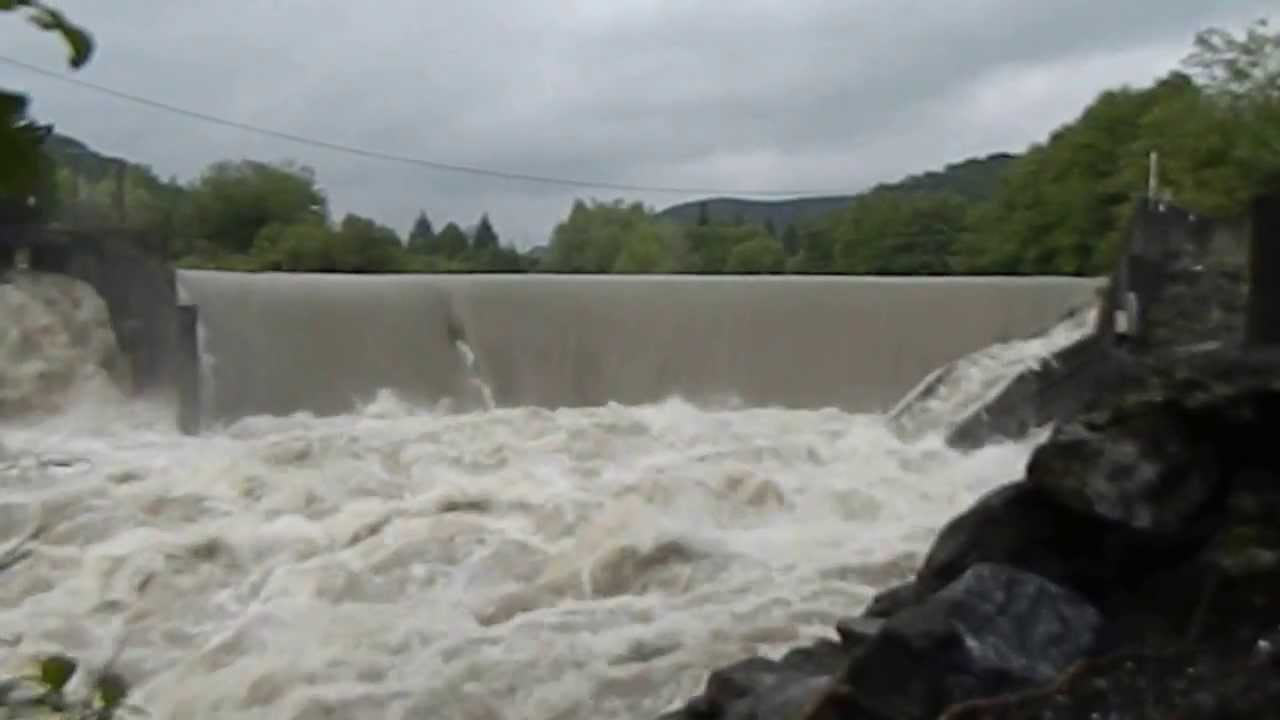 flash flood/crue du gave de pau: barrage de lestelle betharram 31/05/2013 (france 64)