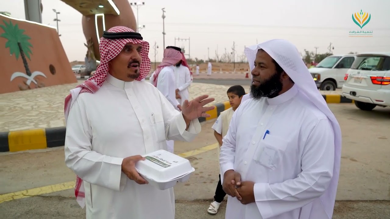 ‎⁨محافظ وادي الدواسر يشارك فريق مبادر التطوعي بتوزيع وجبات إفطار الصائم على المسافرين⁩