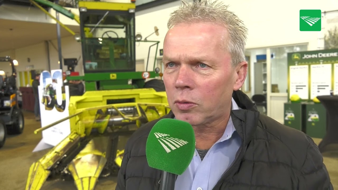 Vijftig zelfrijdende hakselaars van John Deere op een rij