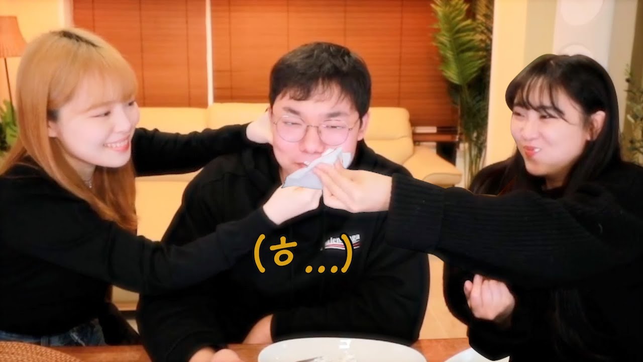 돼지의 입술을 훔치는 두 미녀