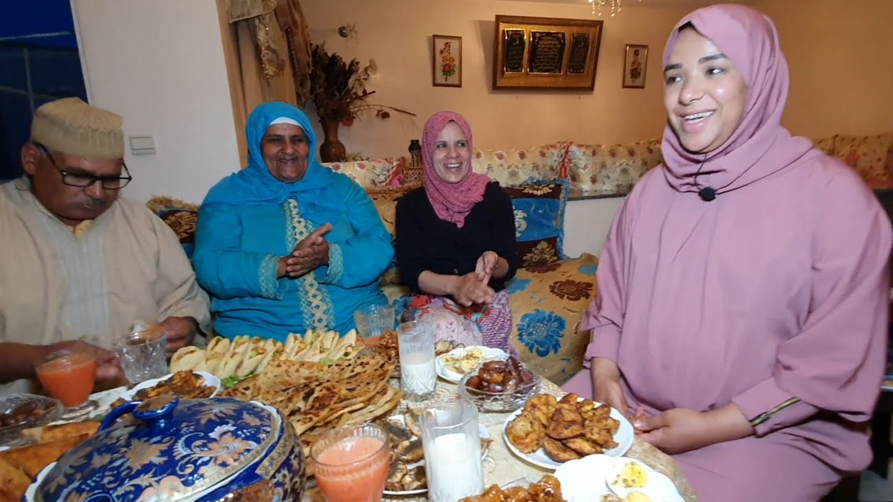 شمتاتها الساعة😂 فطور أول يوم رمضان مع عائلة لالة حادة