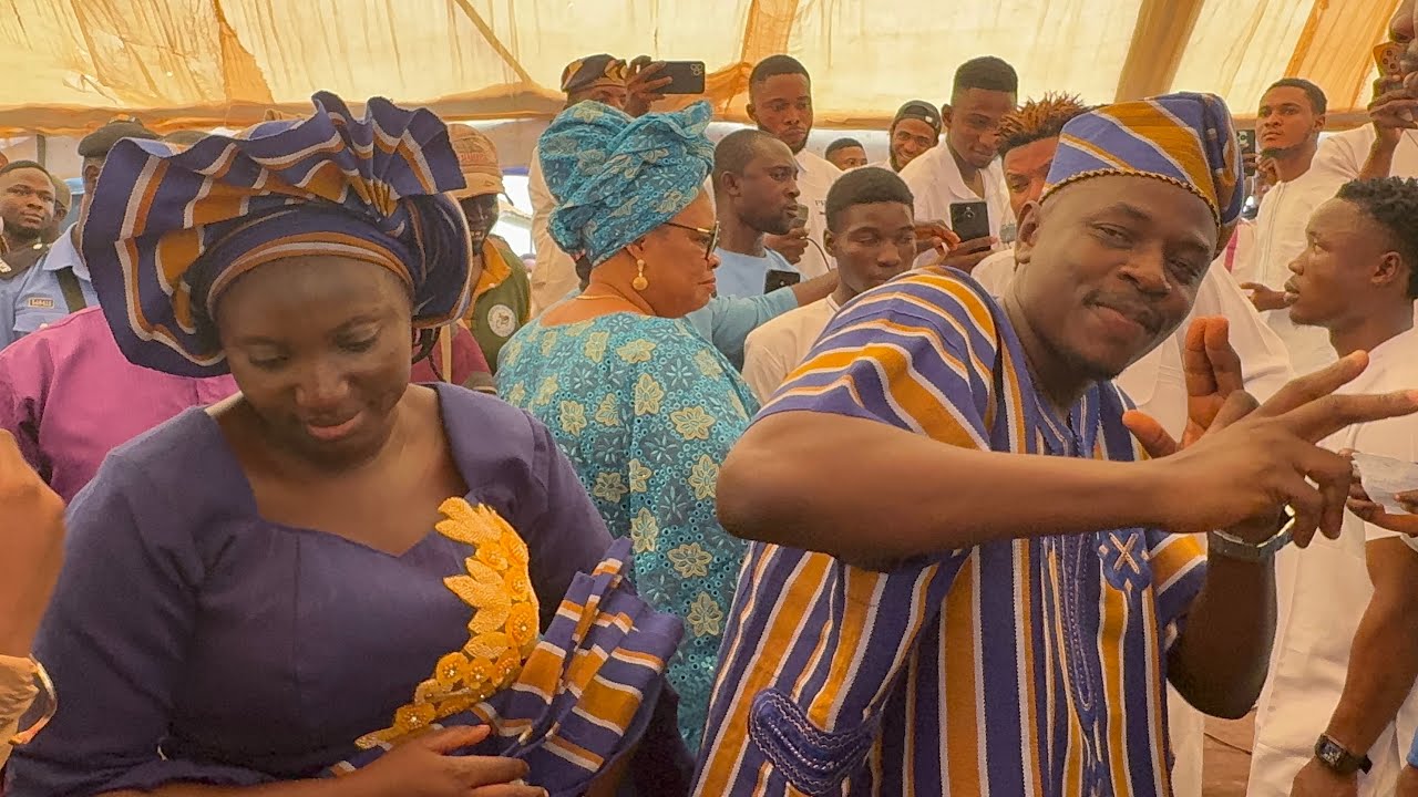 ODUNLADE ADEKOLA’S YOUNGER BROTHER AND HIS WIFE DANCE AT HIS FATHER’S BURIAL CEREMONY 