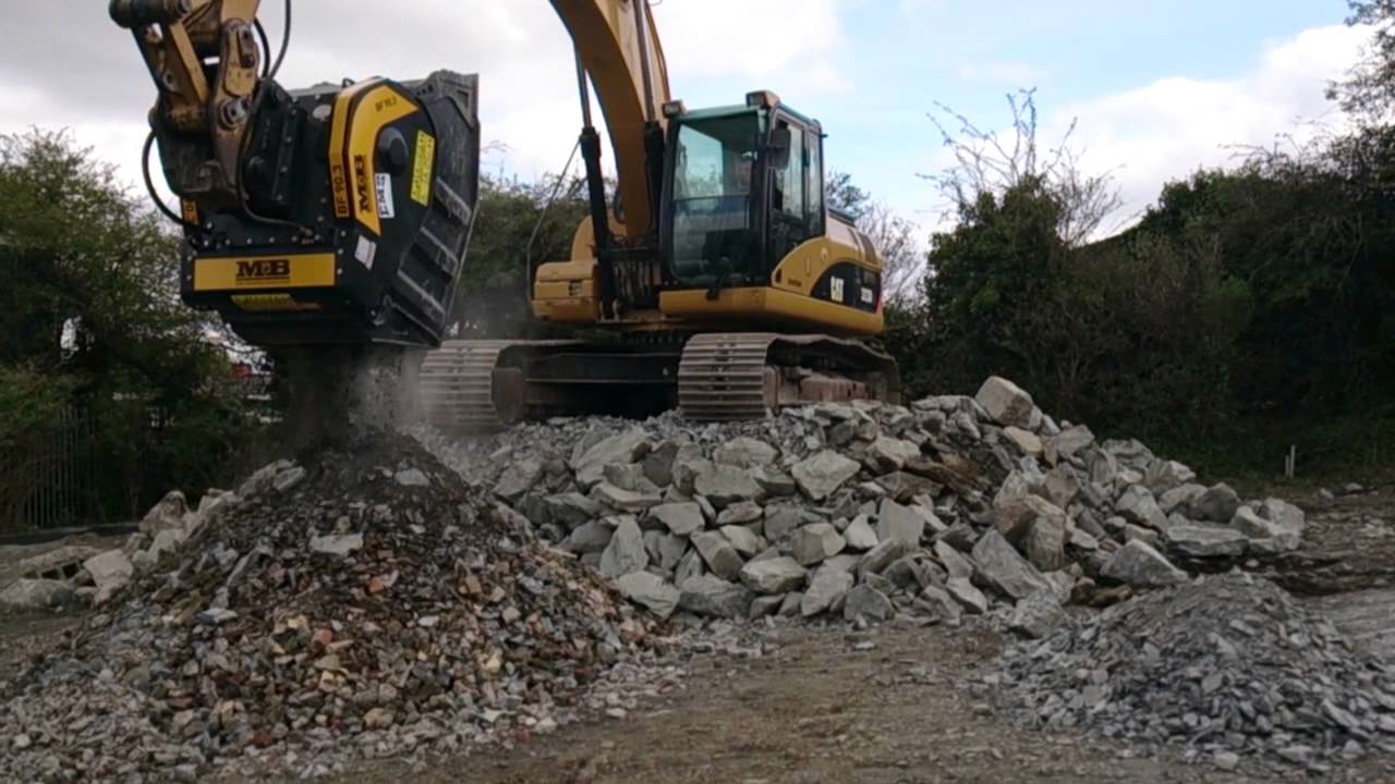 MB crusher bucket BF90.3 crushing blue stones and demolition material