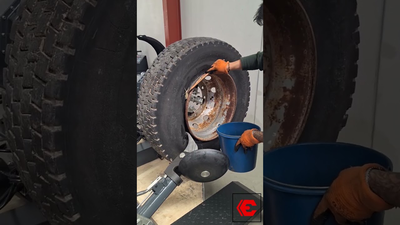 Desmontadora autom&aacute;tica de neum&aacute;ticos para camiones que REVOLUCIONA los talleres 🚛🔥