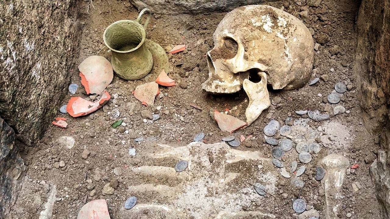 Мы нашли саркофаг с помощью металлоискателя. [Странный поиск сокровищ с помощью металлоискателя]