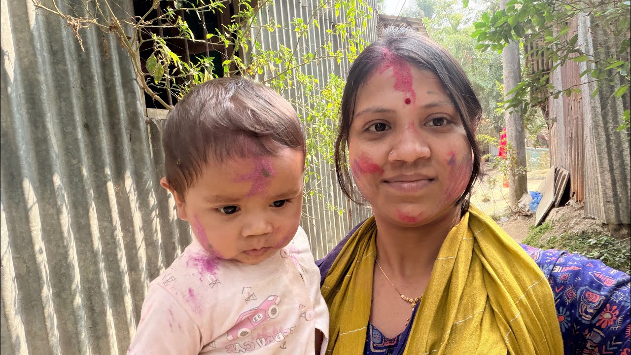 সিদ্ধার্থ দাদুর সাথে রং খেলছে।