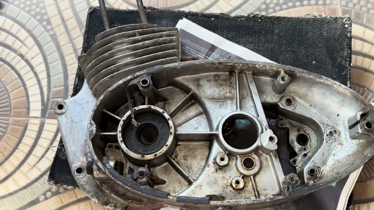 Jawa250 Engine Chambers Bearings and Oil seals Removing. For Spares 9491220222