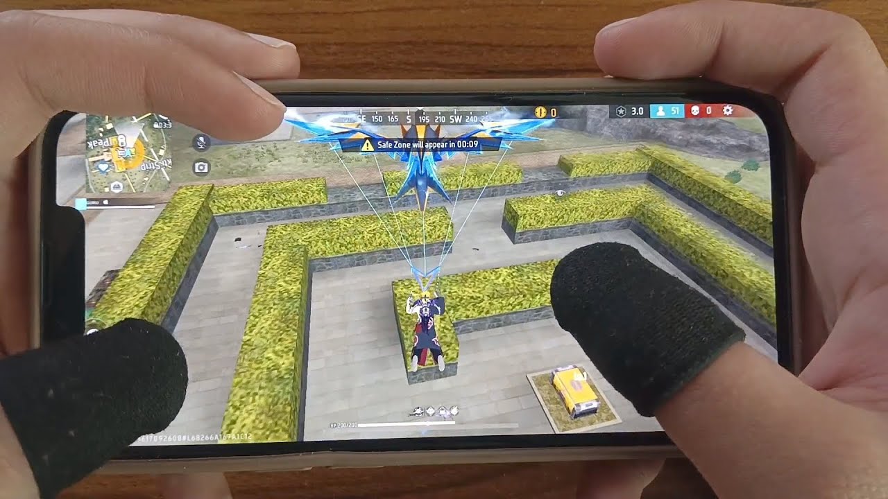 4 FINGER HANDCAM SOLO VS SQUAD GAME PLAY 