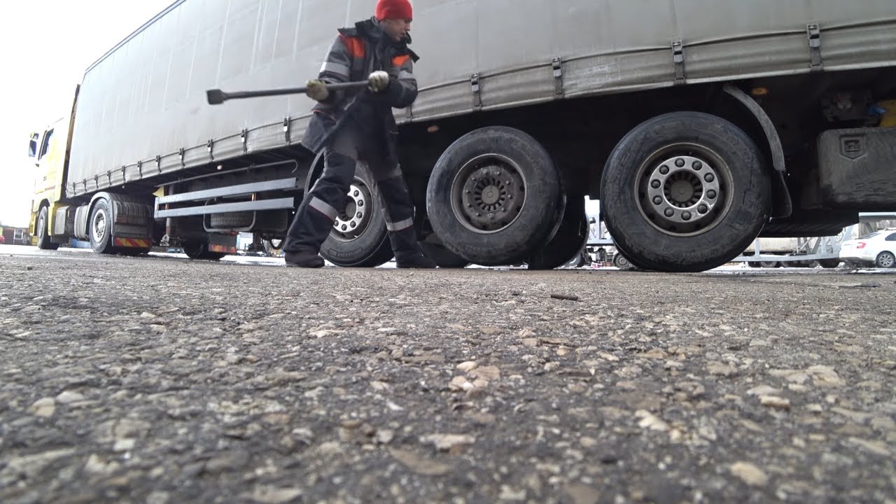 Ужас! 3 часа лупил кувалдой, Не могу снять колесо((