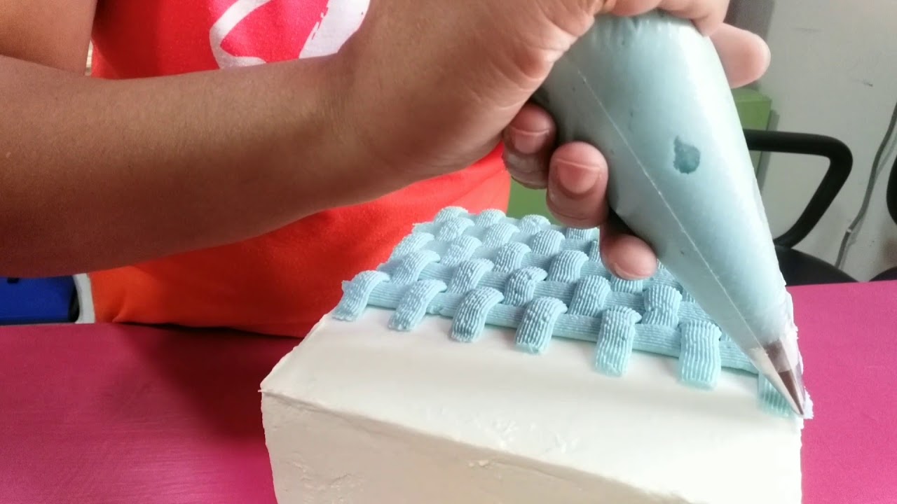 Piping basket weave on cake - coloured buttercream