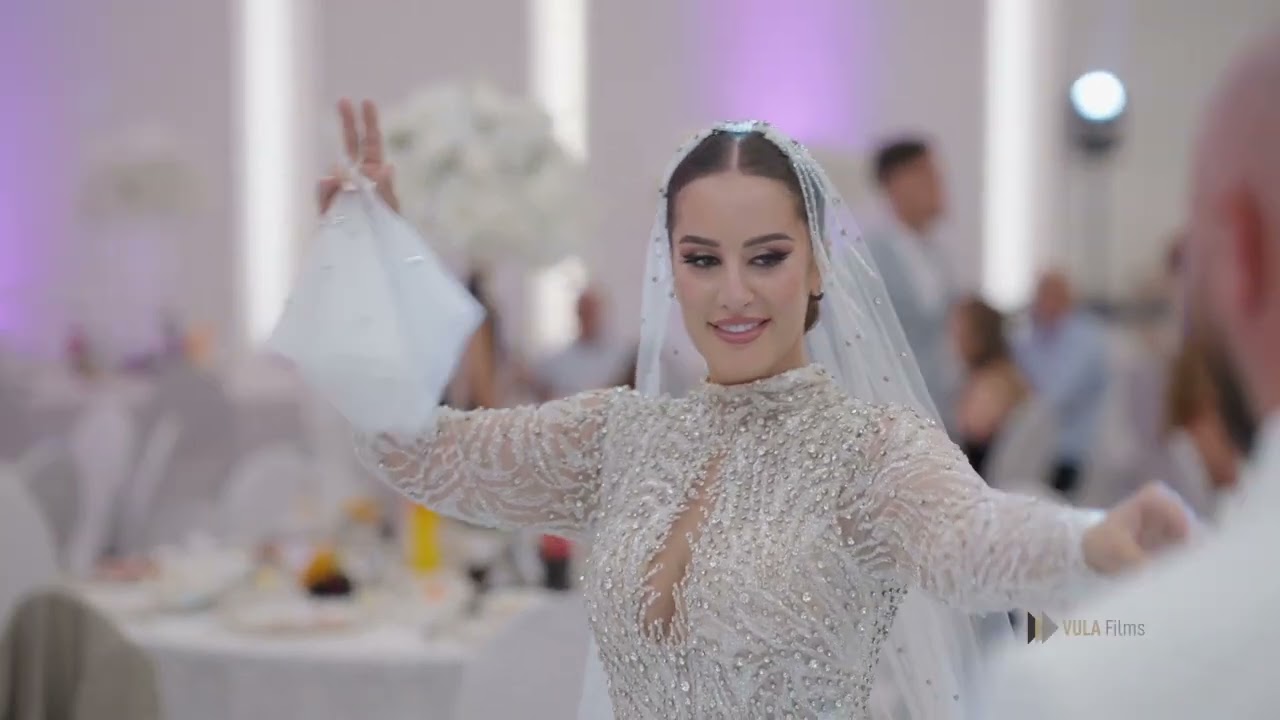 Kur këndon Afrim Muqiqi dhe prezanton Labinot Gashi – Dasma e Brahimit & Delorinës bëhet spektakël!