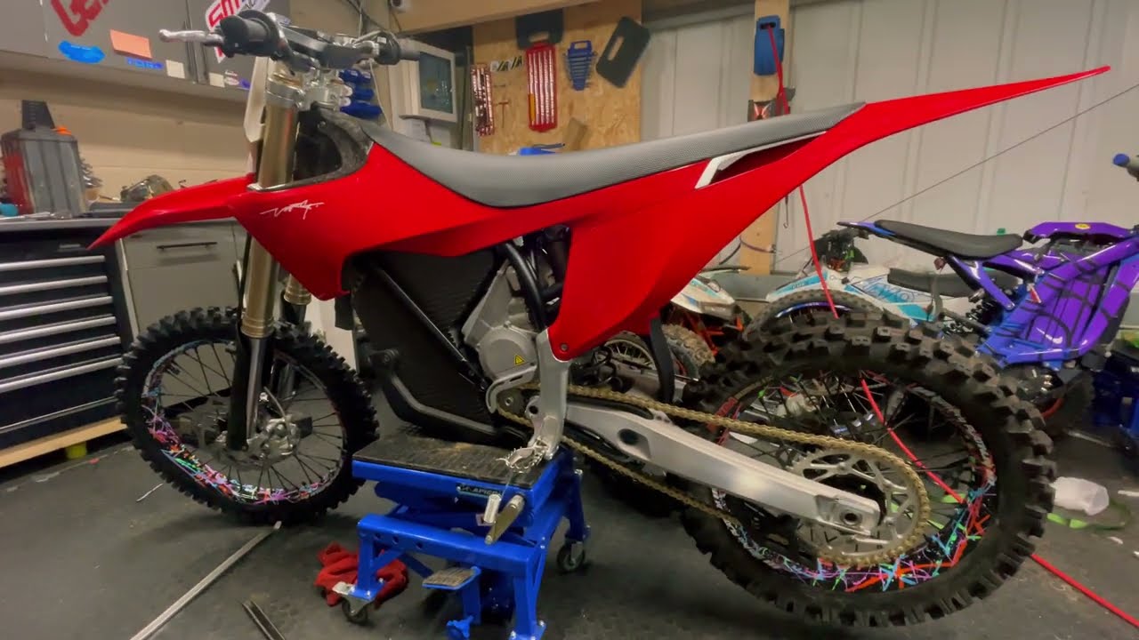 Installing SM PRO Splatterkote Wheels On a Stark Varg Alpha!