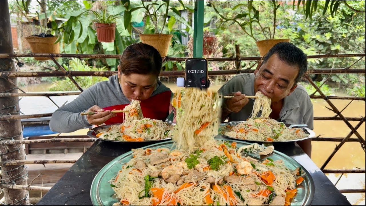 Cuộc Chiến Quá Dữ 8 Phút 30 Giây Ăn 4 Ký Bún Gạo Xào Tôm Thịt Bò | ATĐQ