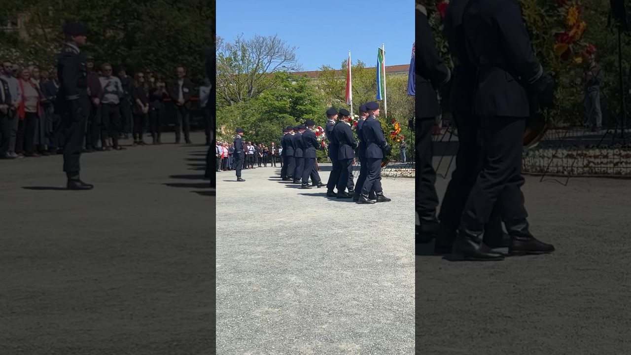 Kranzniederlegung am Luftbrückendenkmal - Bundeswehr Wachbataillon BMVg 