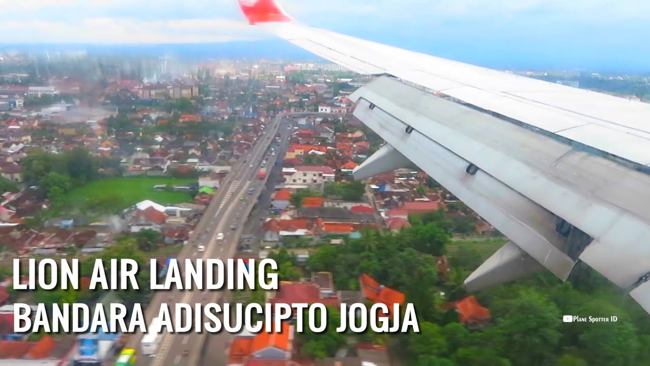 Moment Pesawat Terbang Lion Air Landing di Bandara Adisucipto, Lihat Kota Jogja Rendah Dari Udara