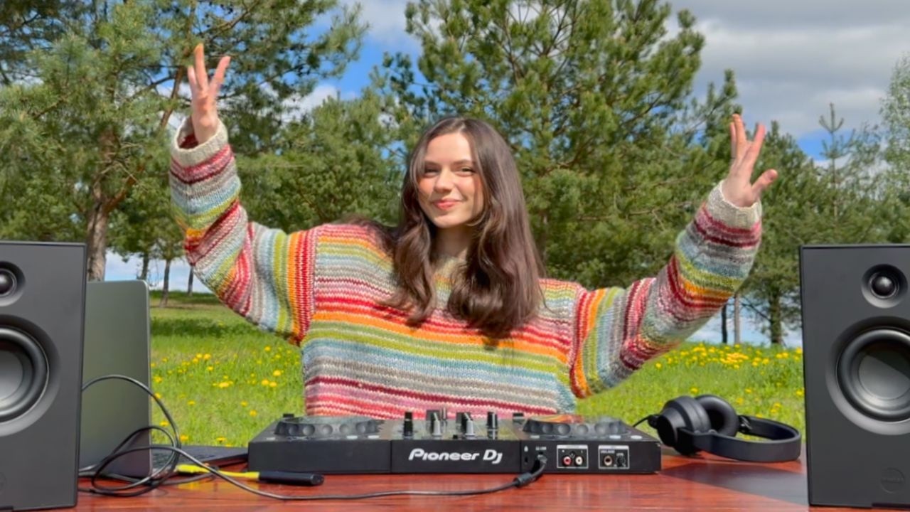 Springtime Chill Downtempo House DJ Set - Lazy Afternoon Music Mix | Greta Margo