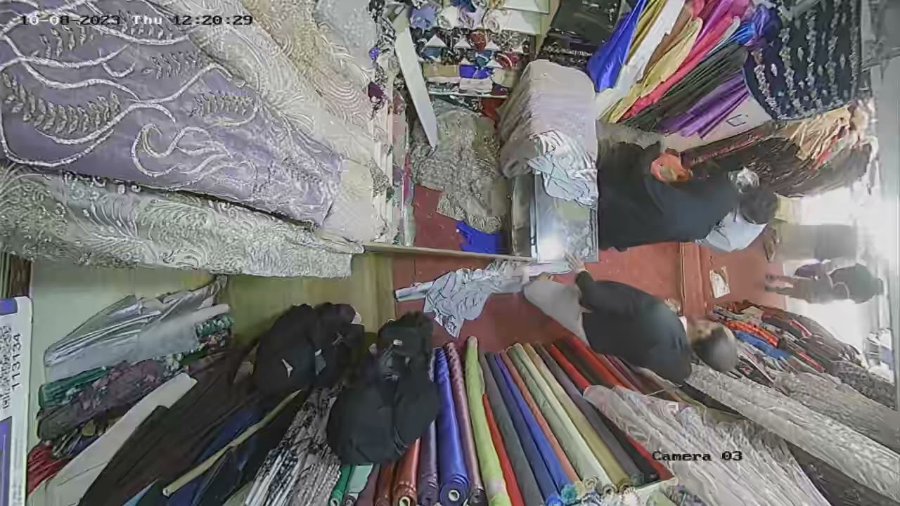 شاهد سارقة القماش من محل في صنعاء