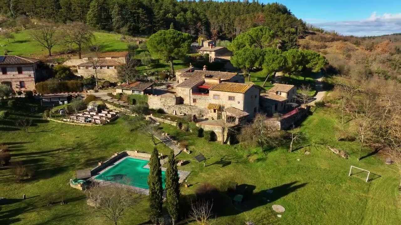 Casali con terreno e piscina nel cuore del Chianti | Farmhouses, land and pool in the Chianti