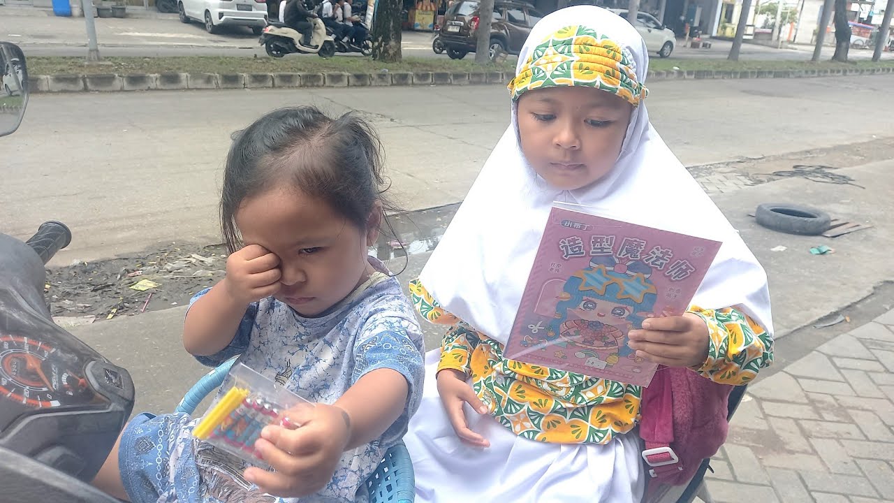 ASIKNYA .. KAKAK BERMAIN PAPER DOLL SETELAH PULANG SEKOLAH #paperdoll #mainananak #viral